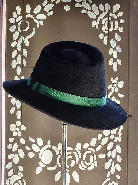 Bavariashop Eleganter Trachtenhut in schwarz aus hochwertiger Hut aus 100 % Wolle Wetterfest Outdoor und Freizeit 